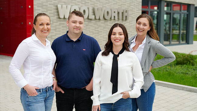 Gruppe von Männern und Frauen vor Woolworth Zentrale