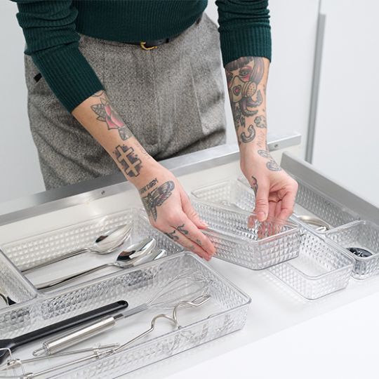 Praktische Schrankorganizer mit Besteck drin