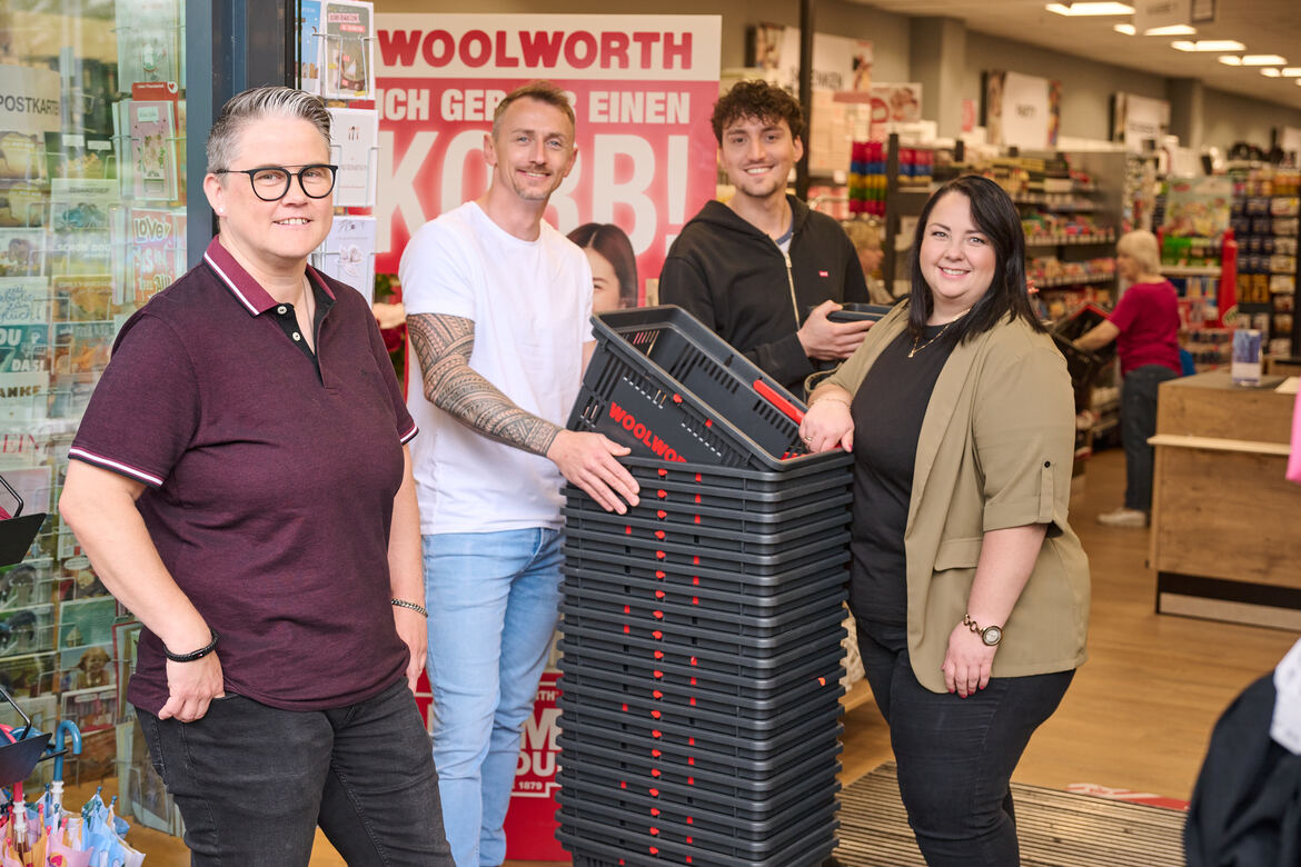 Woolworth Mitarbeiter vor der Filiale